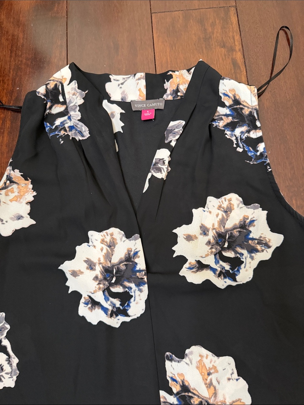 Vince Camuto Black Sleeveless V-Neck Top with Cream & Blue Floral Print - Picture 3 of 4